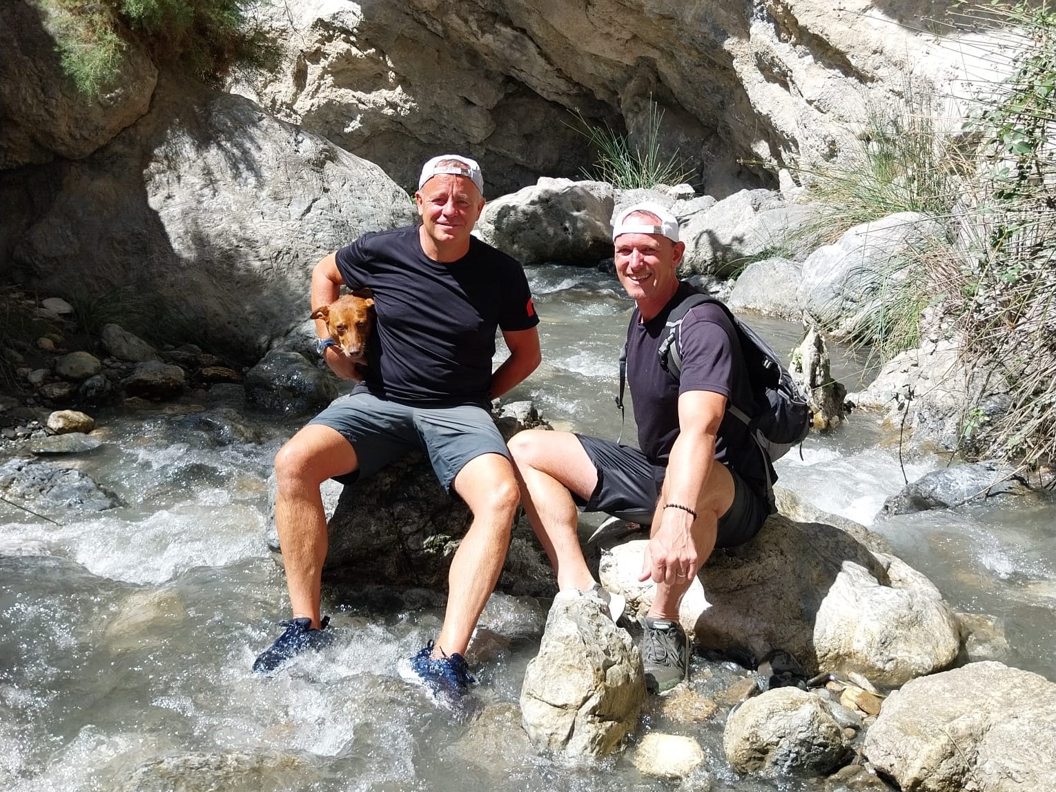 Johan Pastoor en Reijer Staats, eigenaren van Onthaasten.es, tijdens een rivierwandeling in de Lecrínvallei, Andalusië